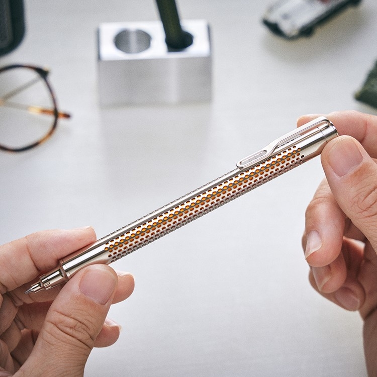 外軸の3Dフォトエッチング加工で内軸が覗く、レトロフューチャーな